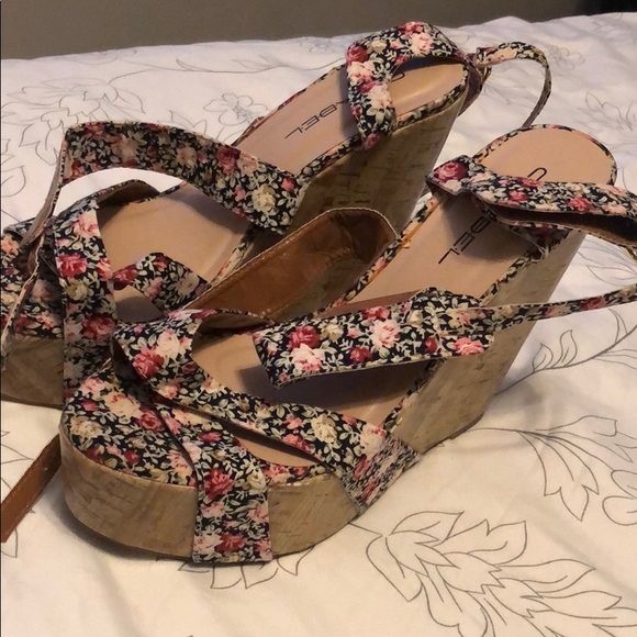 Floral wedge sandals - Picture 1 of 3